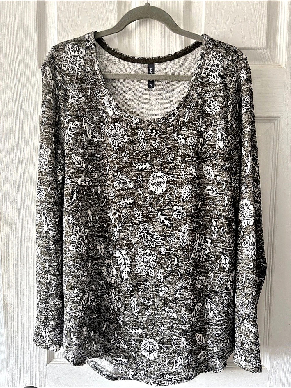 MASSINI Floral Long Sleeve Top in Gray & White Size XL Like New